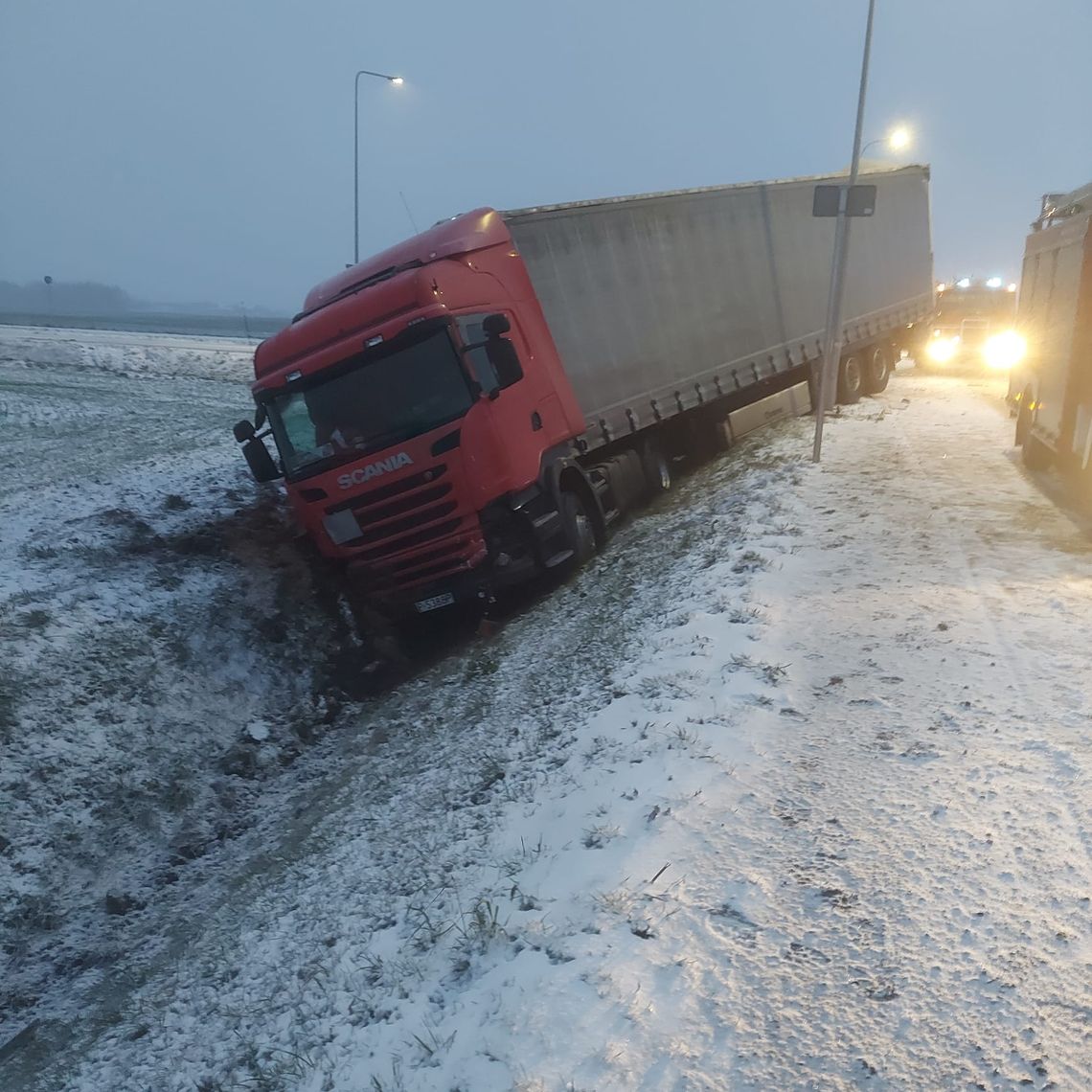 Na obwodnicy Lubrańca doszło do kolizji ciężarówki i auta osobowego