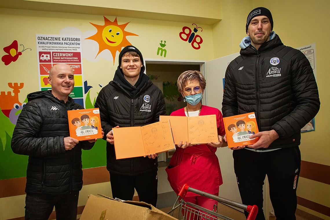 Na oddział dziecięcy szpitala we Włocławku trafiły książki z autografami koszykarzy Anwilu Na oddział dziecięcy szpitala we Włocławku trafiły książki z autografami koszykarzy Anwilu