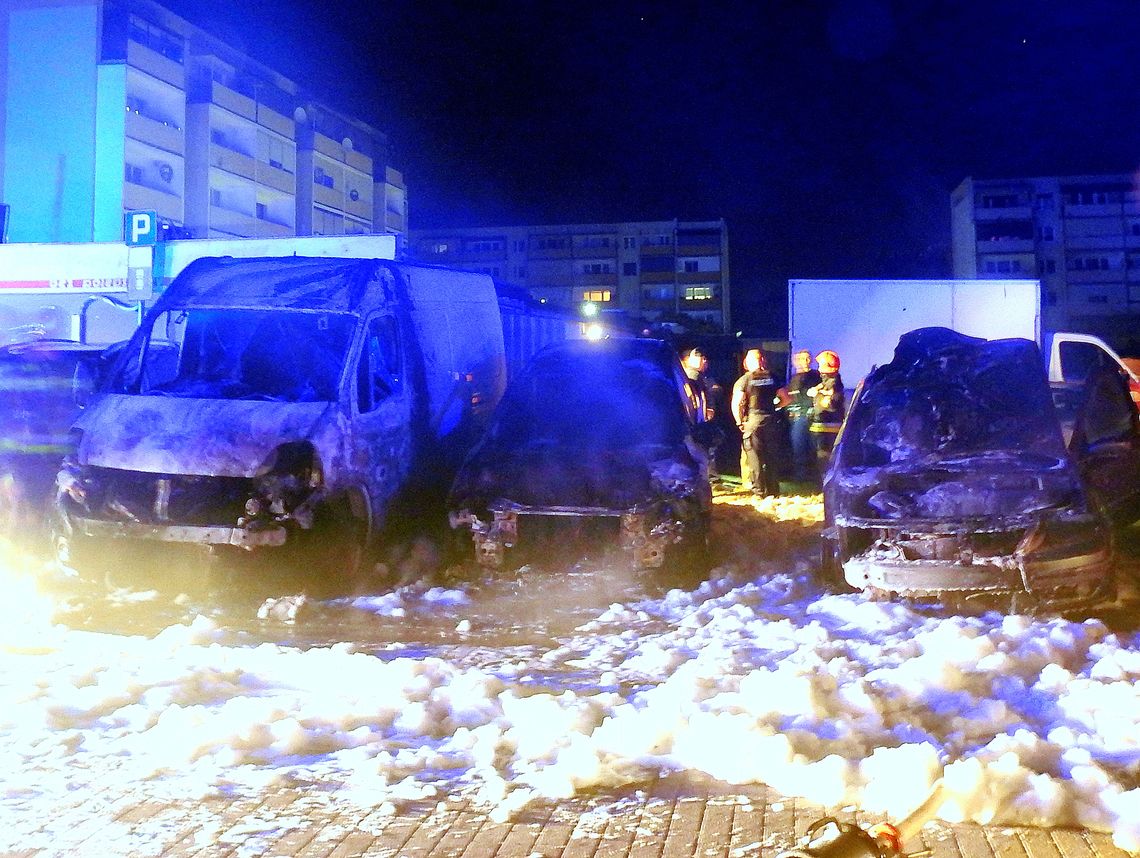 Na os. Południe spłonęły trzy auta. Zajęły się od pojazdu obywatela Ukrainy. To już drugi pojazd, który spłonął Ukraińcowi 