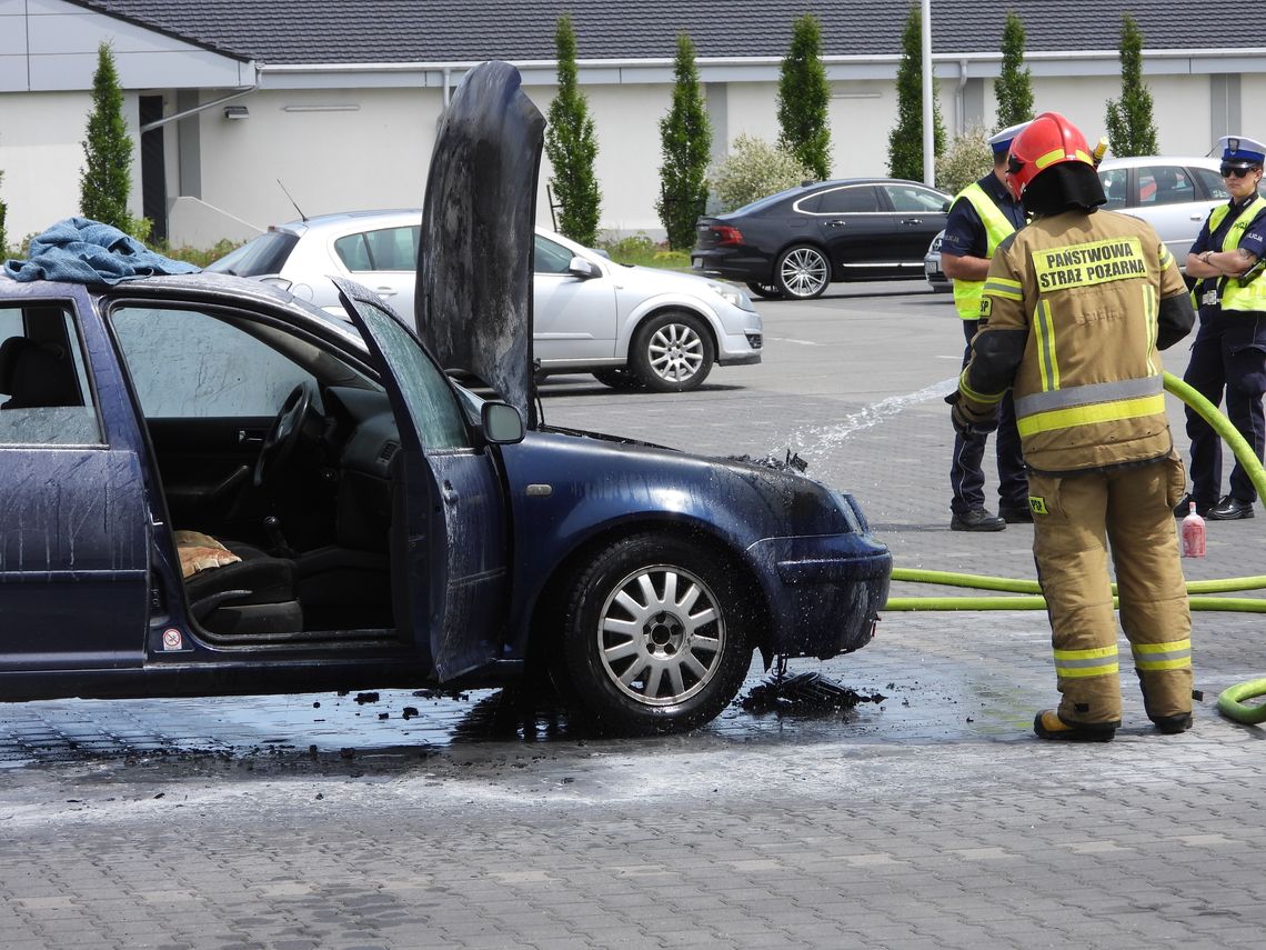 Na parkingu przy ulicy Komunalnej zapalił się Volkswagen
