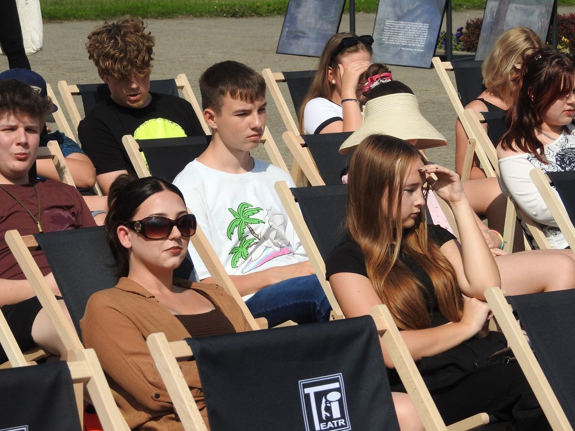 Na Placu Wolności czytali "Nad Niemnem" Elizy Orzeszkowej Na Placu Wolności czytali "Nad Niemnem" Elizy Orzeszkowej