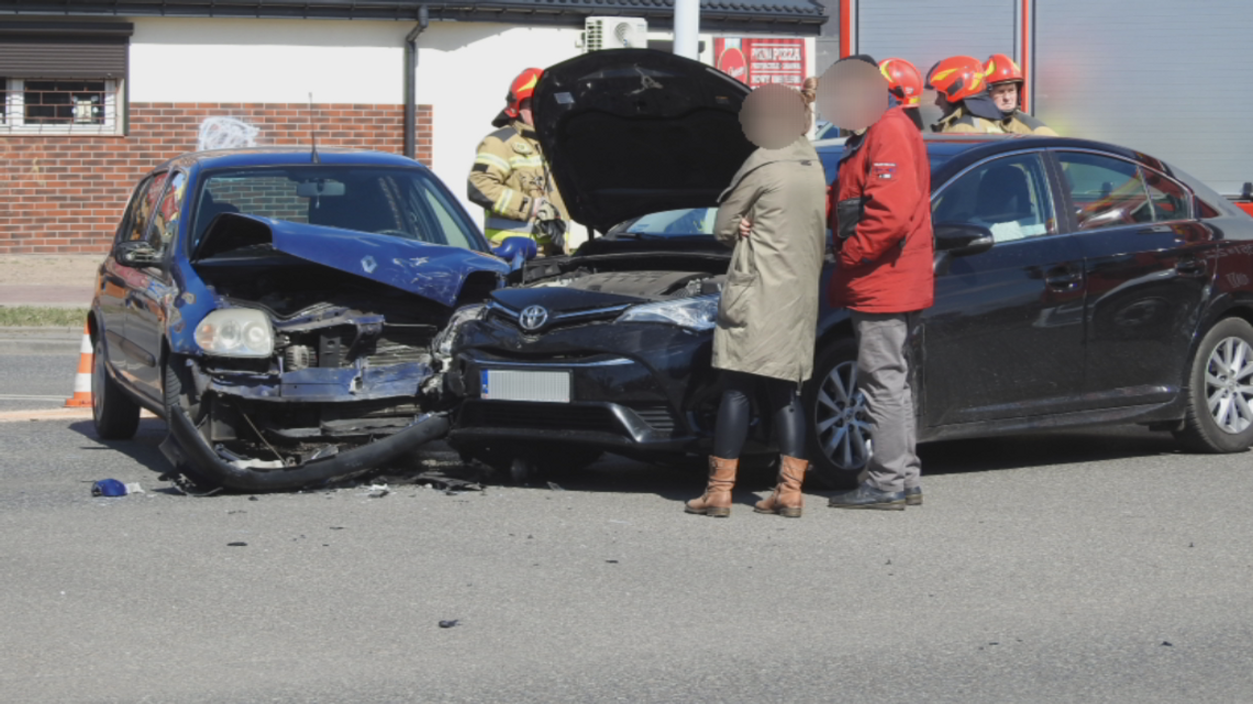 Na skrzyżowaniu ulic Kruszyńskiej i Zbiegniewskiej zderzyły się dwa pojazdy osobowe