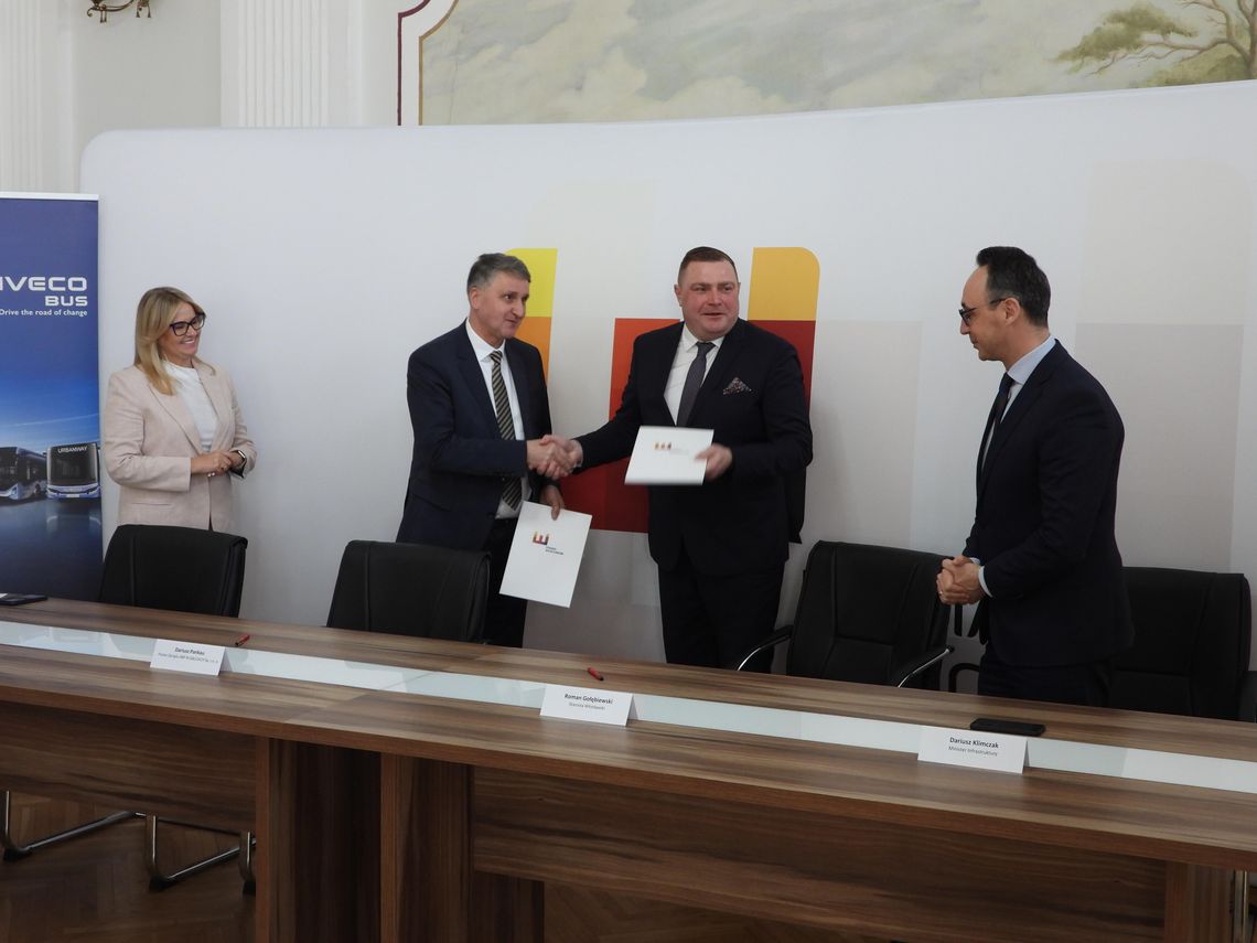 Na terenie powiatu będzie jeździło 26 nowoczesnych autobusów. Umowa podpisana