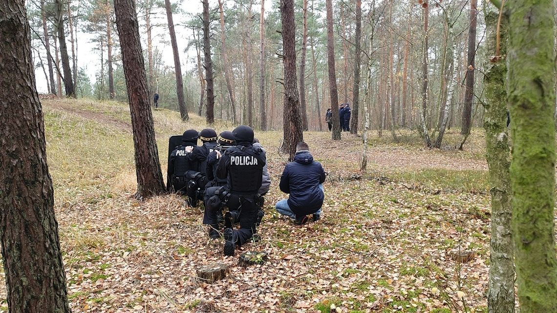 Na terenie Włocławka doszło do porwania dziewczyny. Uciekinier schronił się w lesie. Wspólne ćwiczenia służb
