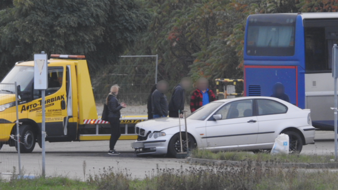 Na ulicy Kruszyńskiej zapaliło się BMW. Pojazdem podróżowały dwie osoby