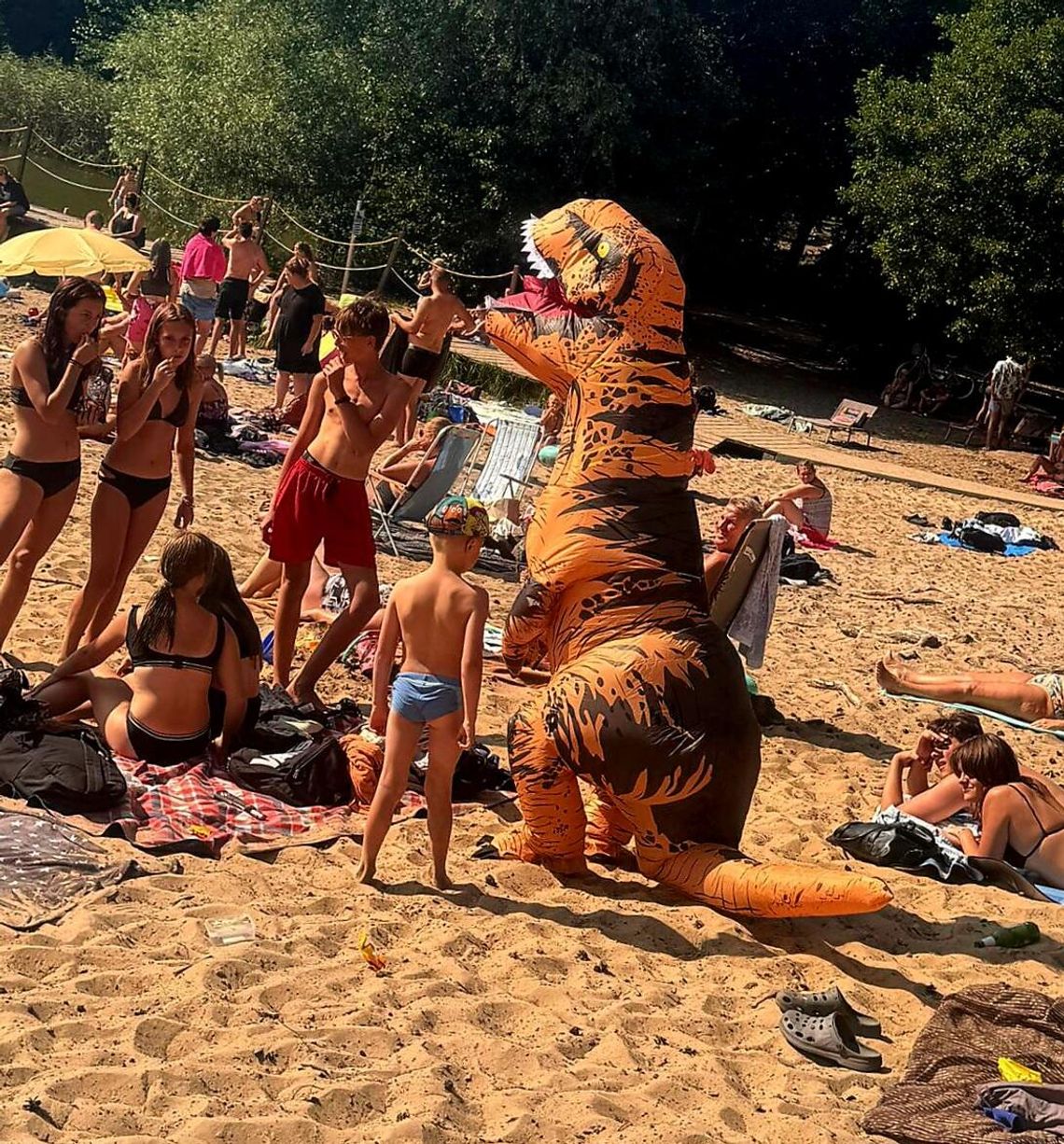 Nad j. Czarnym grasował dziś prehistoryczny stwór. Ma pojawiać się codziennie do końca wakacji