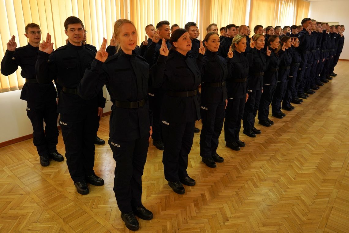 "Nadrzędna rzecz z bycia policjantem to służyć ludziom"- 47 nowych policjantów złożyło przysięgi