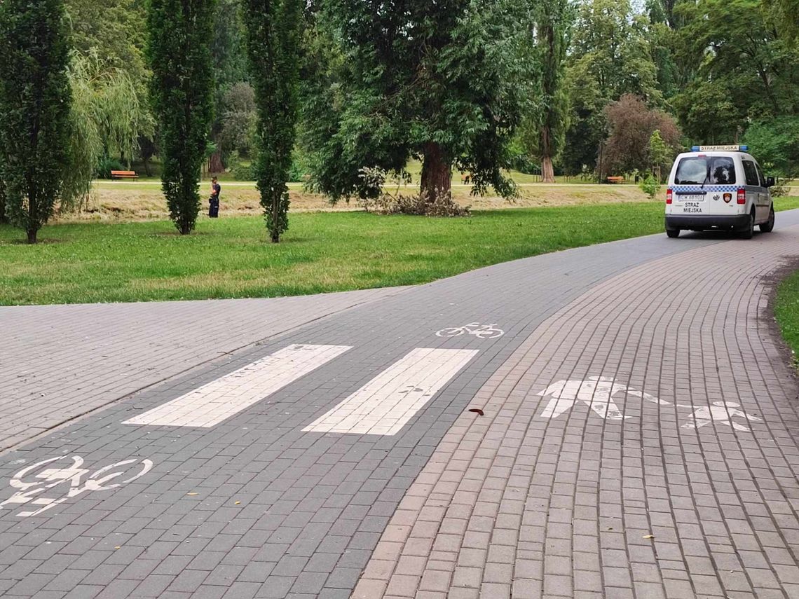 Nagi mężczyzna nad Zgłowiączką. Interweniowała Straż Miejska