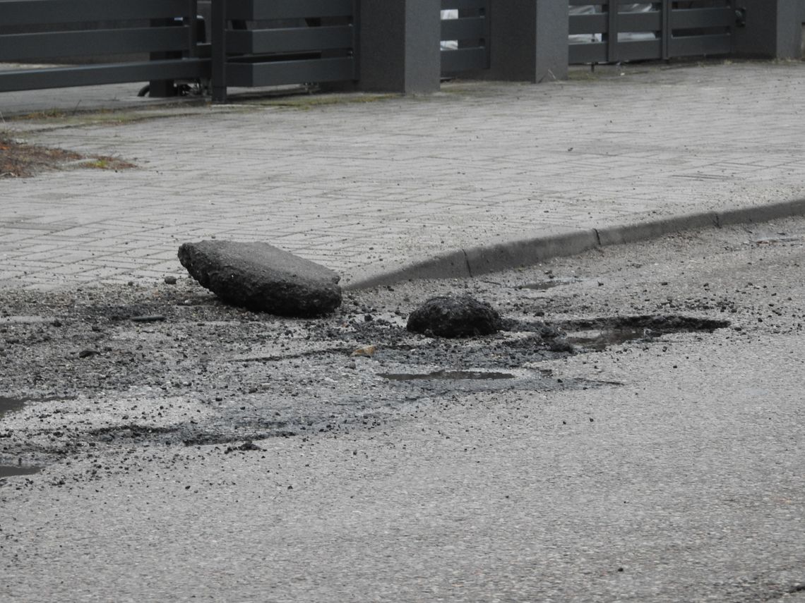 Najpierw łaty wytrzymały kilka godzin, potem kilka dni. Mielęcińska znów jak ser szwajcarski