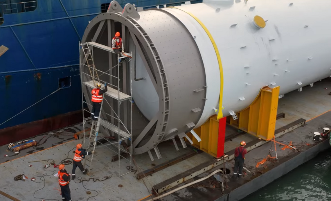 Największy ładunek w historii płynie przez Włocławek. Waży 830 ton
