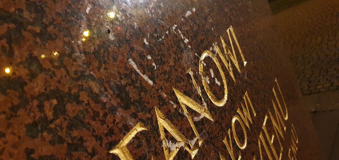 Nakleili nekrolog na pomnik Stafana Wyszyńskiego. Jest już wyrok Sądu Rejonowego