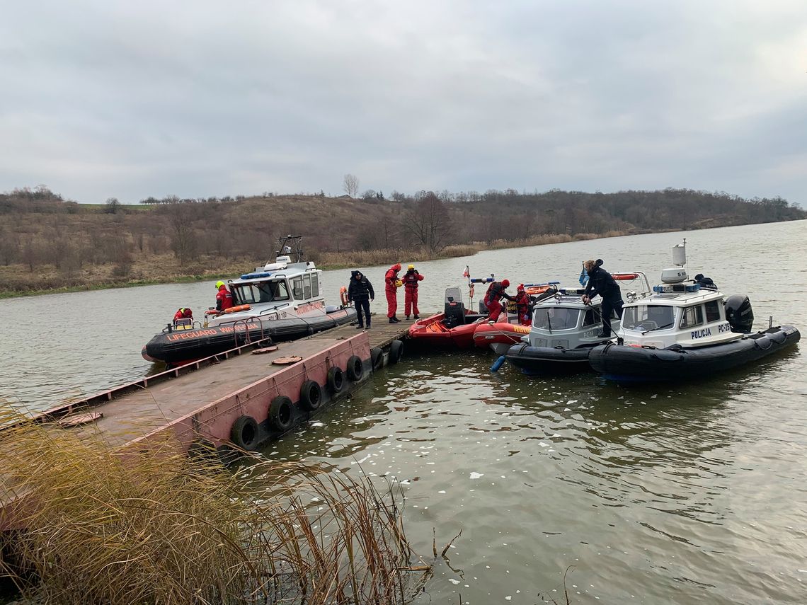 Nie ma śladu po łódce zaginionego rybaka. Wyłowiono sieć i wiosła