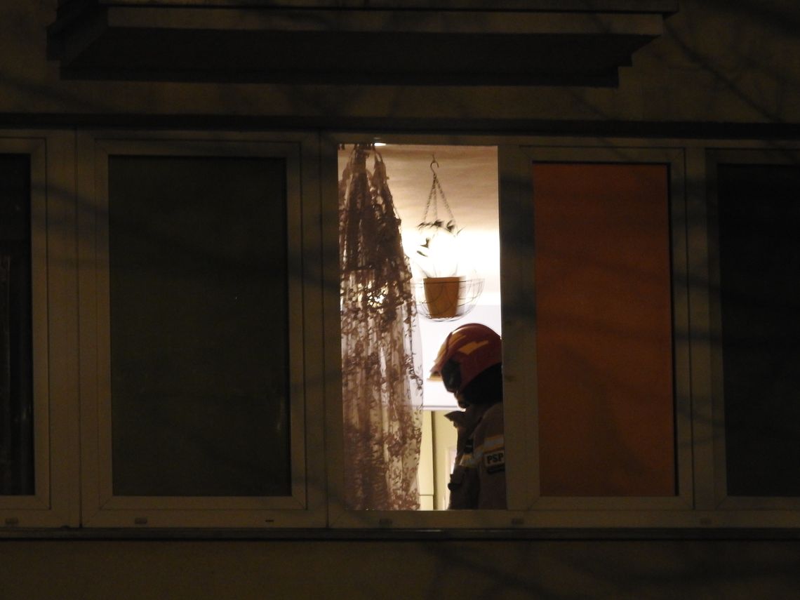 Nie mógł otworzyć drzwi mieszkania, wyszedł przez okno. Na miejscu policja, straż pożarna i ZRM