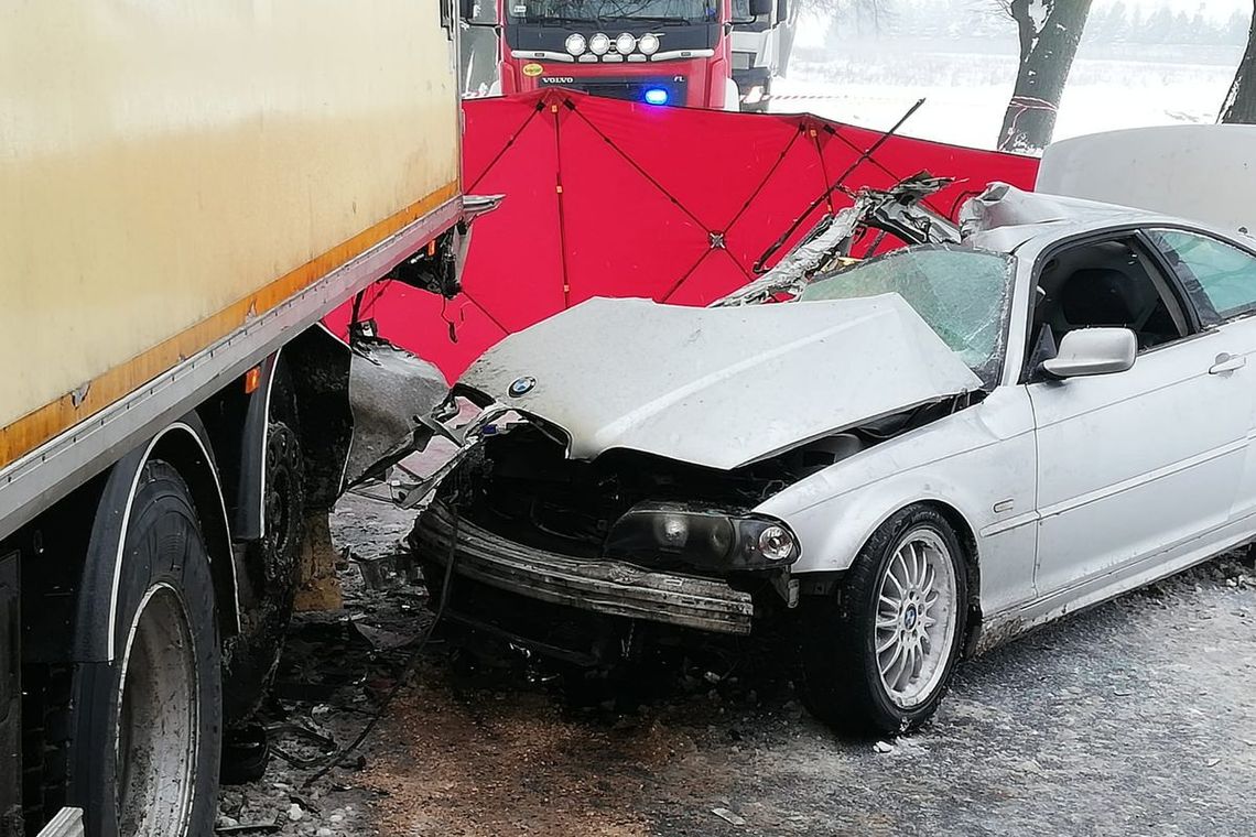  Nie żyje 37-letnia ofiara wypadku. Kierujący BMW 18-latek uderzył w zaparkowane na poboczu ciężarowe
