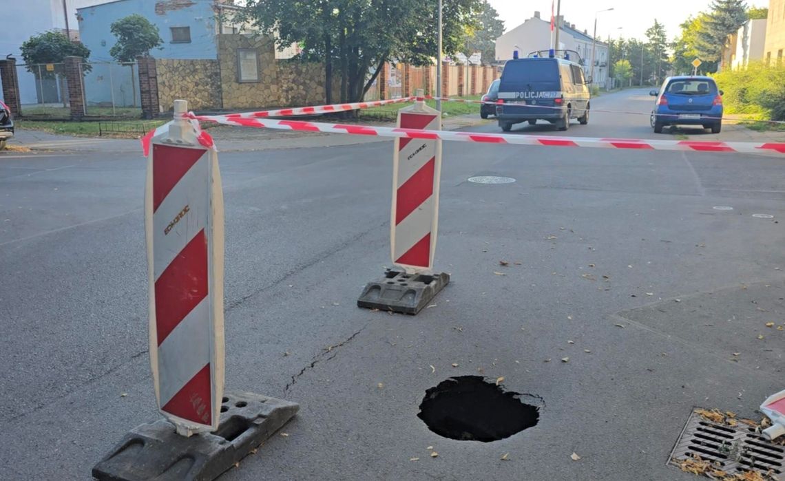 Niebezpieczne zapadlisko na skrzyżowaniu ulic Jesionowej i Reymonta