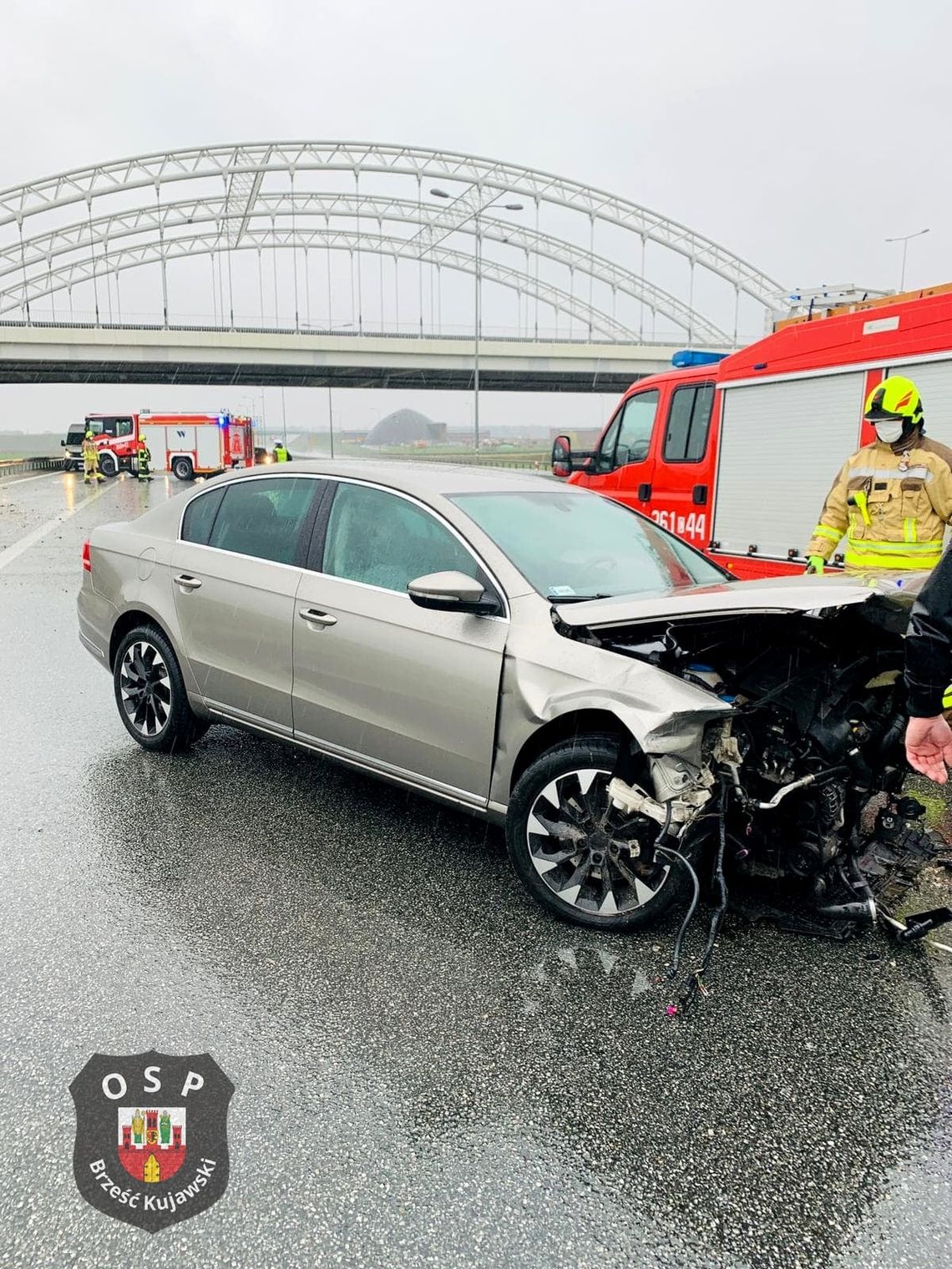 Niebezpiecznie na autostradzie A1. Volkswagen uderzył w bariery ochronne 