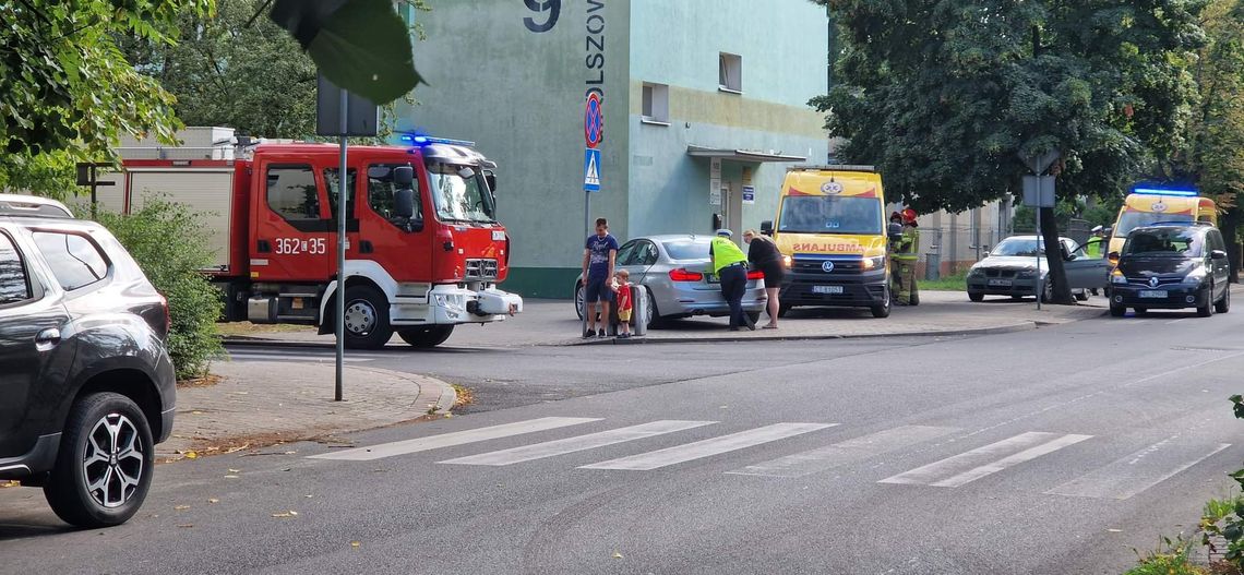 Niebezpiecznie na Olszowej. Na miejscu karetka i straż pożarna 