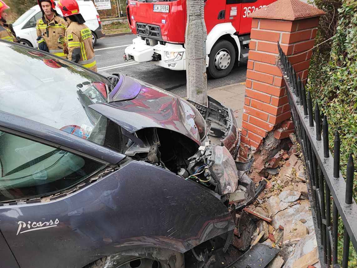 Niebezpiecznie na skrzyżowaniu ulic Barskiej i Wojskowej. Zderzyły się dwa samochody osobowe