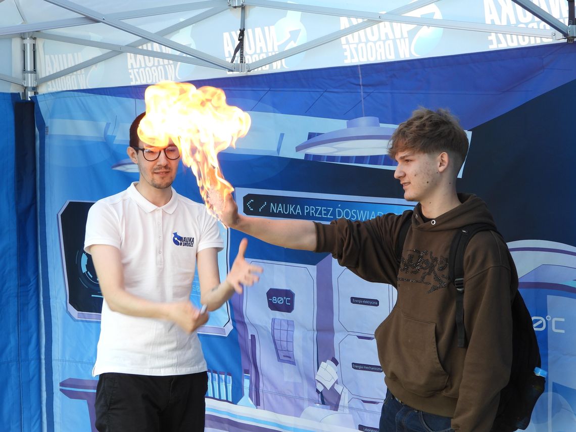 Niecodzienna lekcja fizyki i chemii w "Elektryku". Przyjechał Naukobus