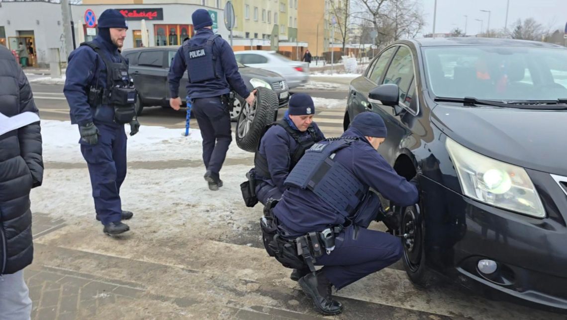 Niecodzienna scena na ul. Kaliskiej. Policjanci pospieszyli z pomocą kobiecie