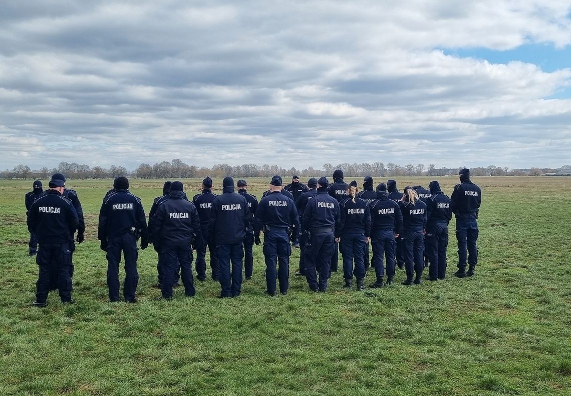 Nieetatowe Pododdziały Policji ćwiczyły na terenie aeroklubu Nieetatowe Pododdziały Policji ćwiczyły na terenie aeroklubu