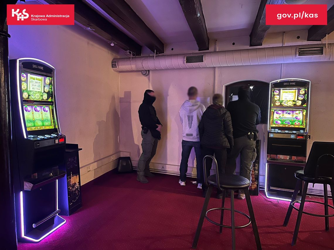 Nielegalny hazard w centrum Włocławka i Grudziądza. Przeszukano też mieszkania zatrzymanych