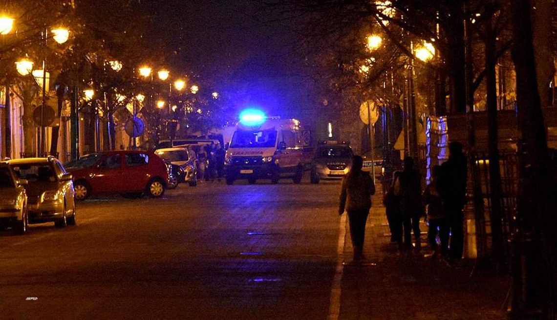 Nietrzeźwa kobieta na ul. 3 Maja. Interweniowała policja i karetka Nietrzeźwa kobieta na ul. 3 Maja. Interweniowała policja i karetka