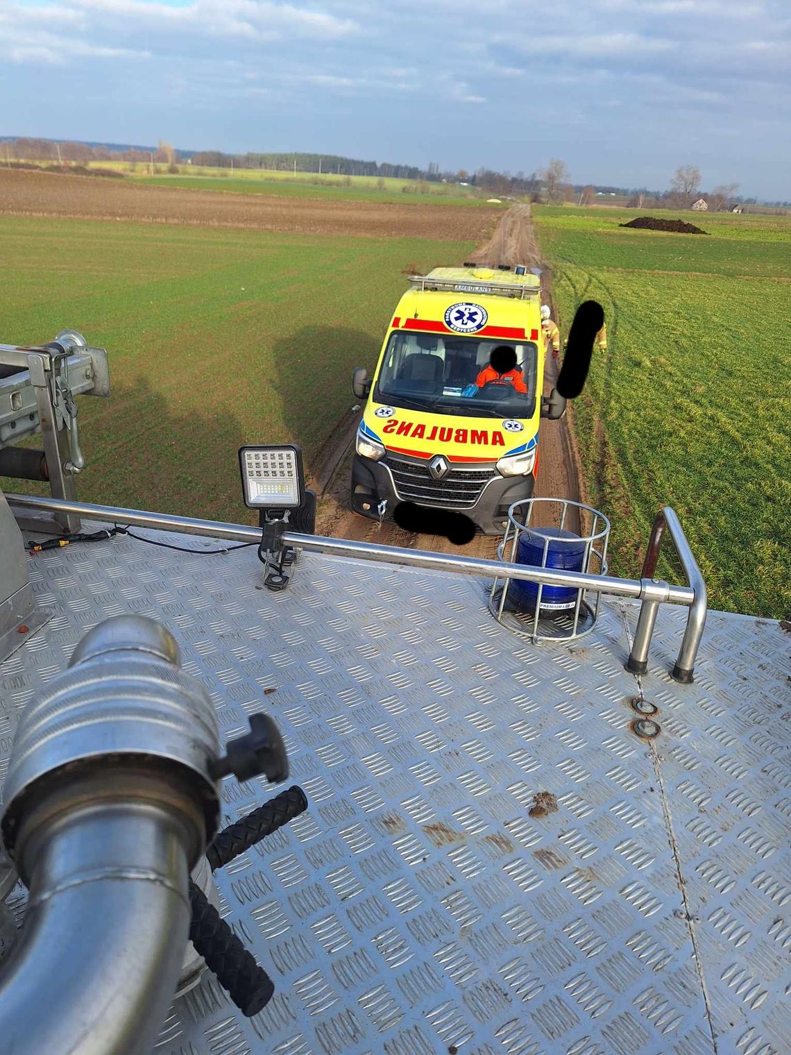 Nietypowa akcja strażaków. Karetka ugrzęzła w błocie