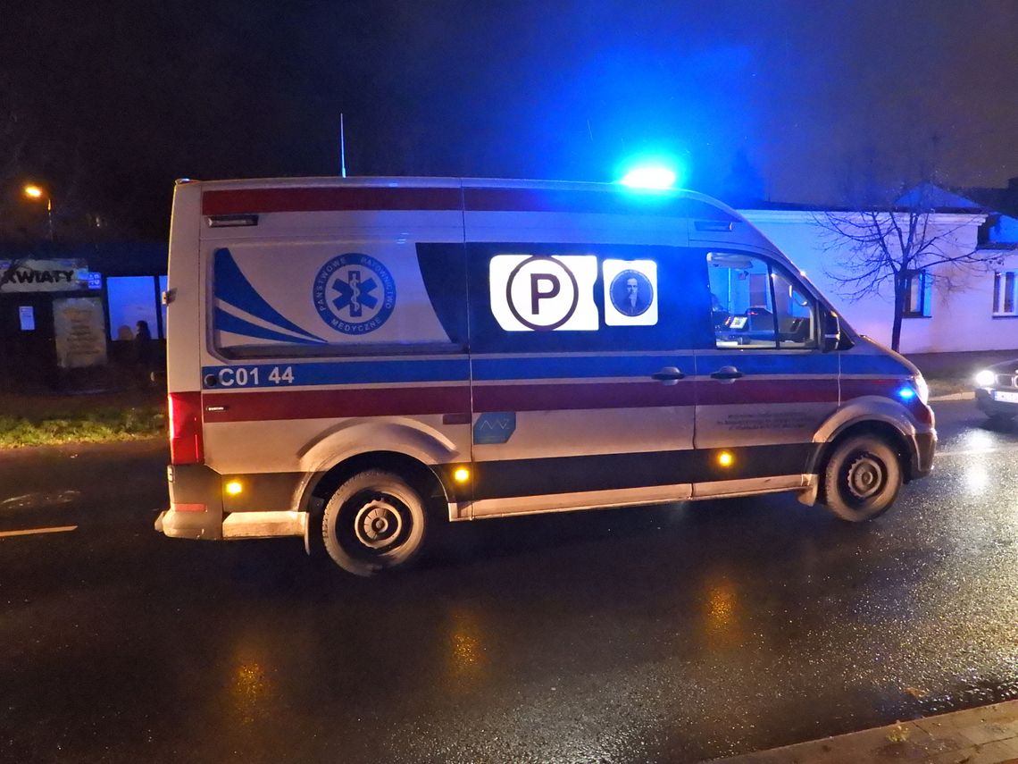 Nocą strażacy wyciągali dwie karetki. Gołoledź spowodowała, że nie mogły wyjechać 
