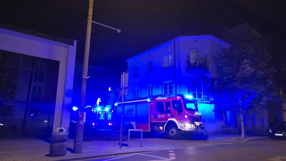 Nocna akcja służb na ulicy Bojańczyka 15, gdzie w ubiegłym roku wybuchł pożar