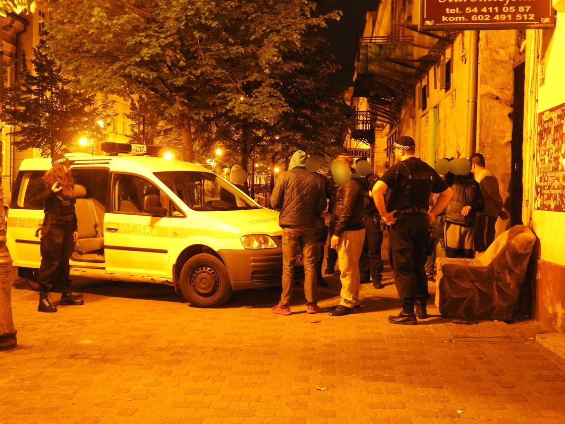 Nocna awantura na ul. 3-go Maja. Mężczyzna z nożem obezwładniony przez strażnika miejskiego 