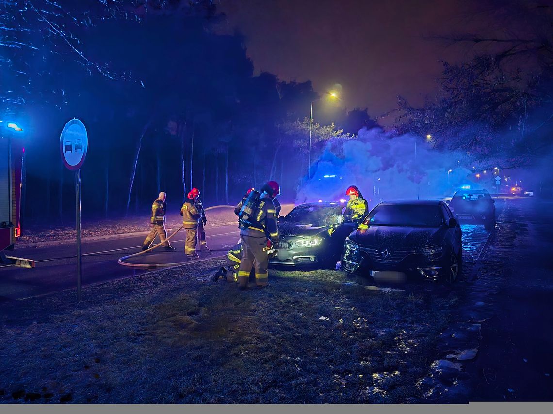 Nocny pożar auta na os. Południe. Oprócz BMW ucierpiał także Renault