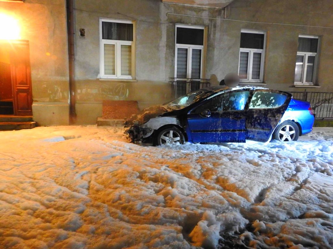 Nocny pożar auta w Śródmieściu