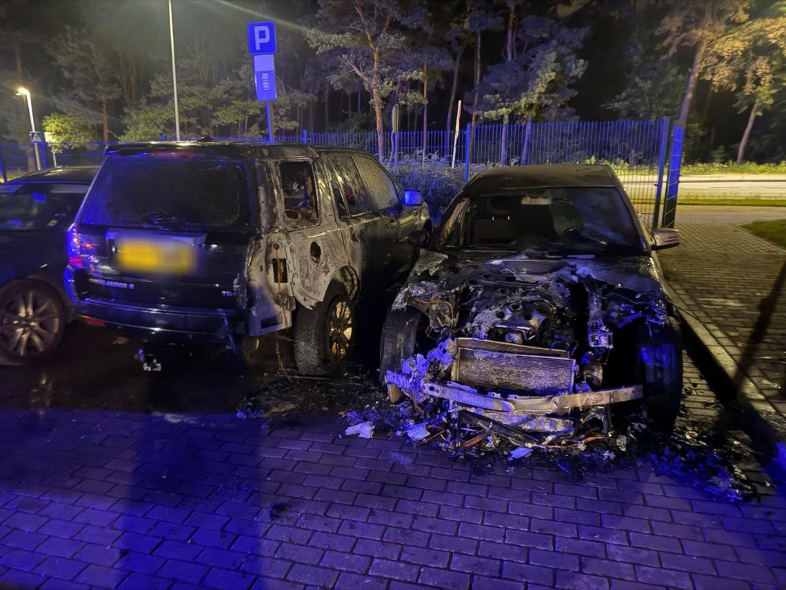 Nocny pożar samochodów przy ul. Wyspiańskiego. Strażacy nie wykluczają podpalenia