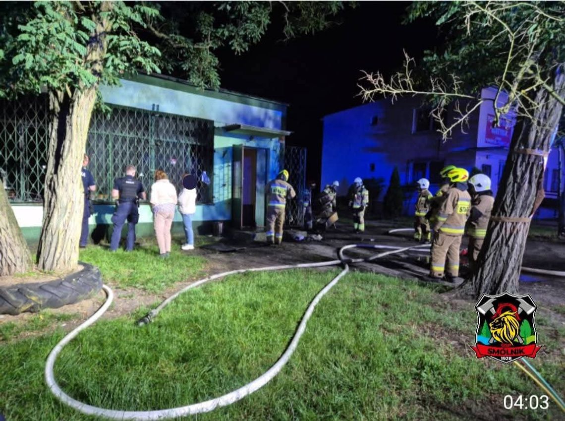 Nocny pożar sklepu w Smólniku. W akcji 5 zastępów straży pożarnej