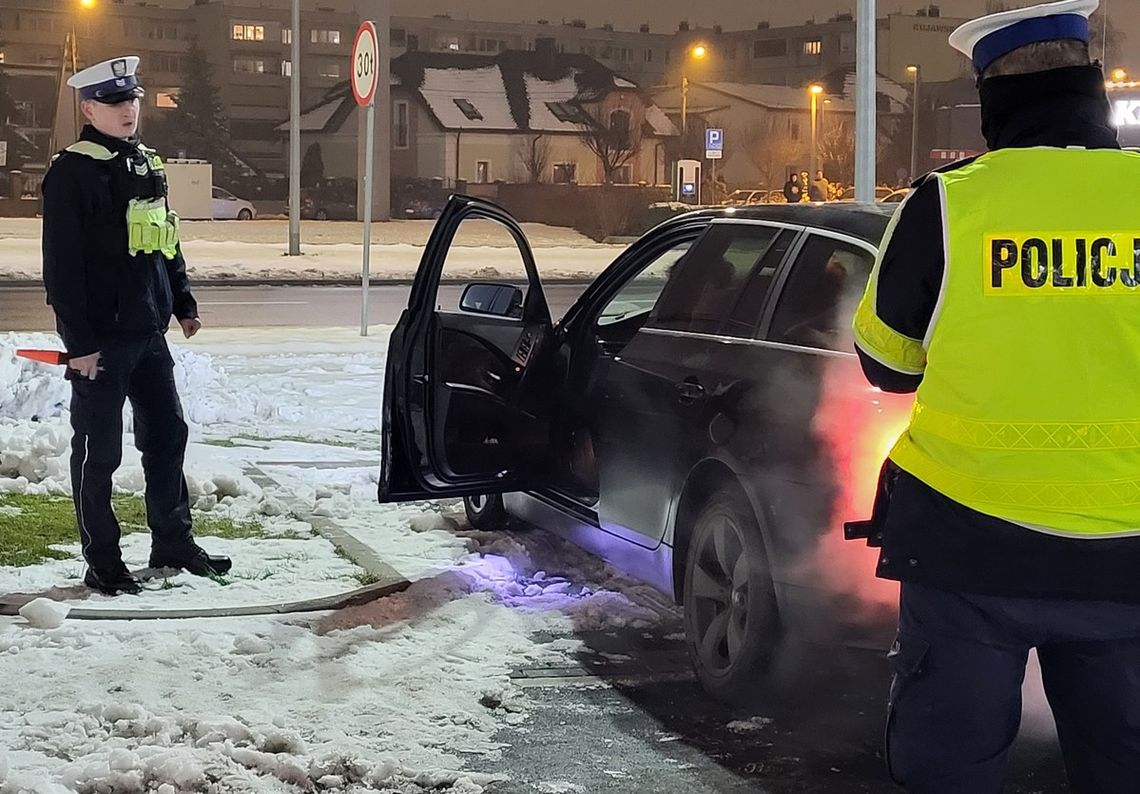 Nocny rajd policji na włocławskich parkingach. Mandaty, zatrzymane dowody i kontrole 56 aut Nocny rajd policji na włocławskich parkingach. Mandaty, zatrzymane dowody i kontrole 56 aut