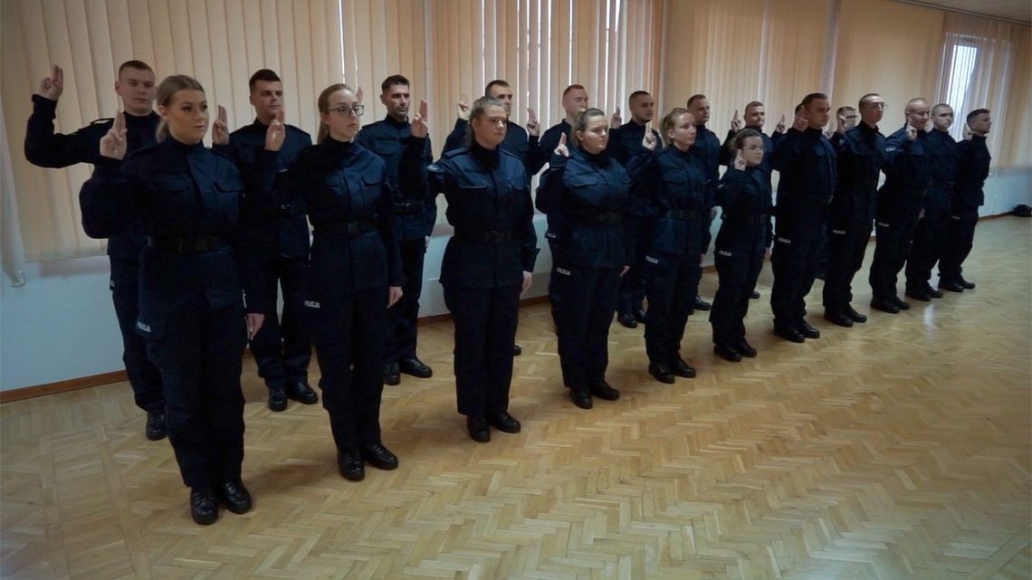Nowi funkcjonariusze złożyli ślubowanie. Dwóch z nich trafi do KMP we Włocławku