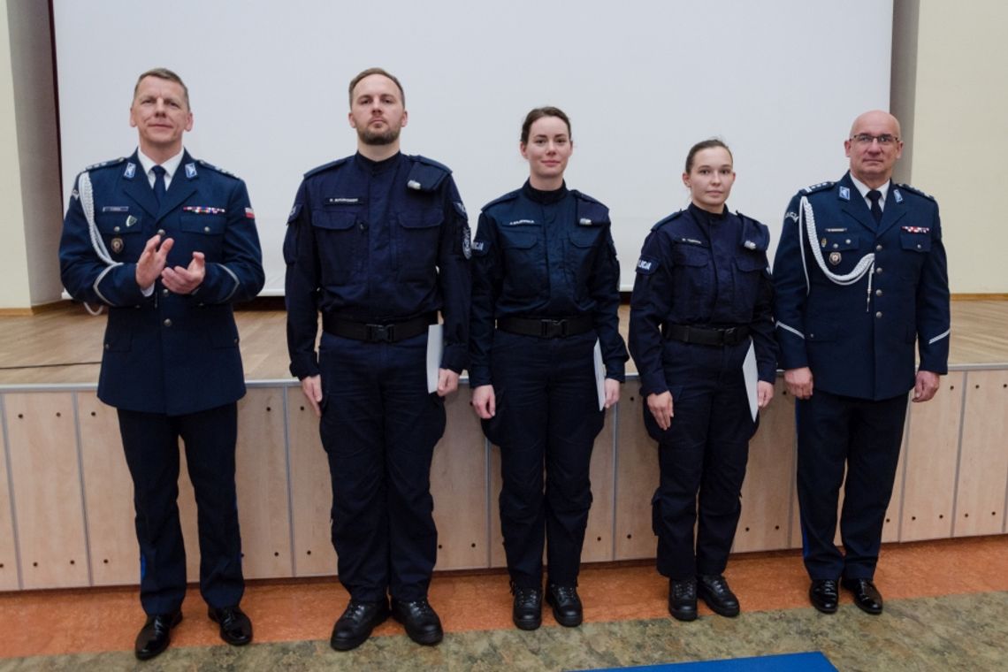 Nowi policjanci rozpoczynają samodzielną służbę w jednostkach