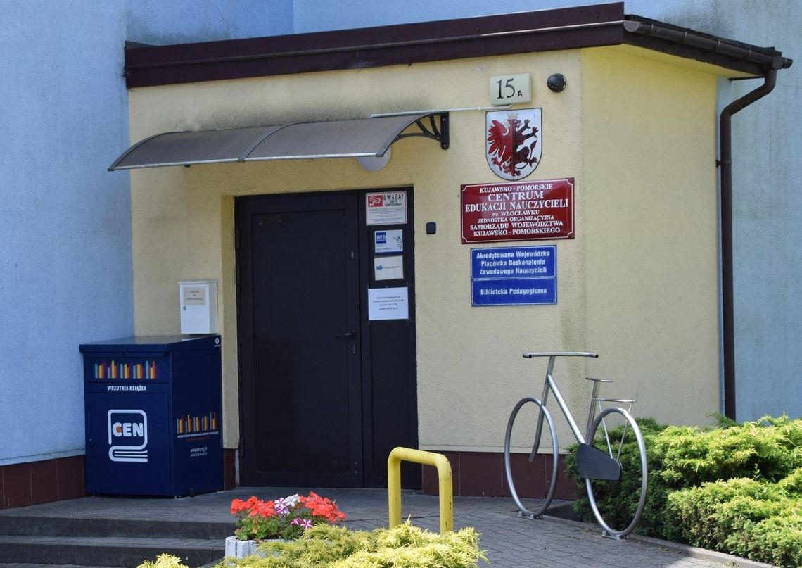 Nowość w KPCN. Przed budynkiem stanęła wrzutnia do zwrotu książek