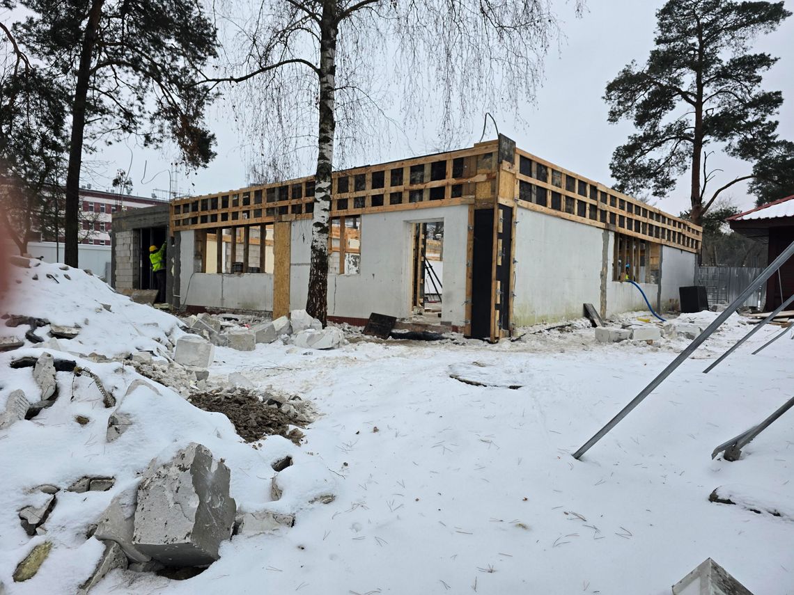 Nowy budynek przy wjeździe do szpitala i remont dawnego budynku apteki. Budowa szpitala nabiera tempa