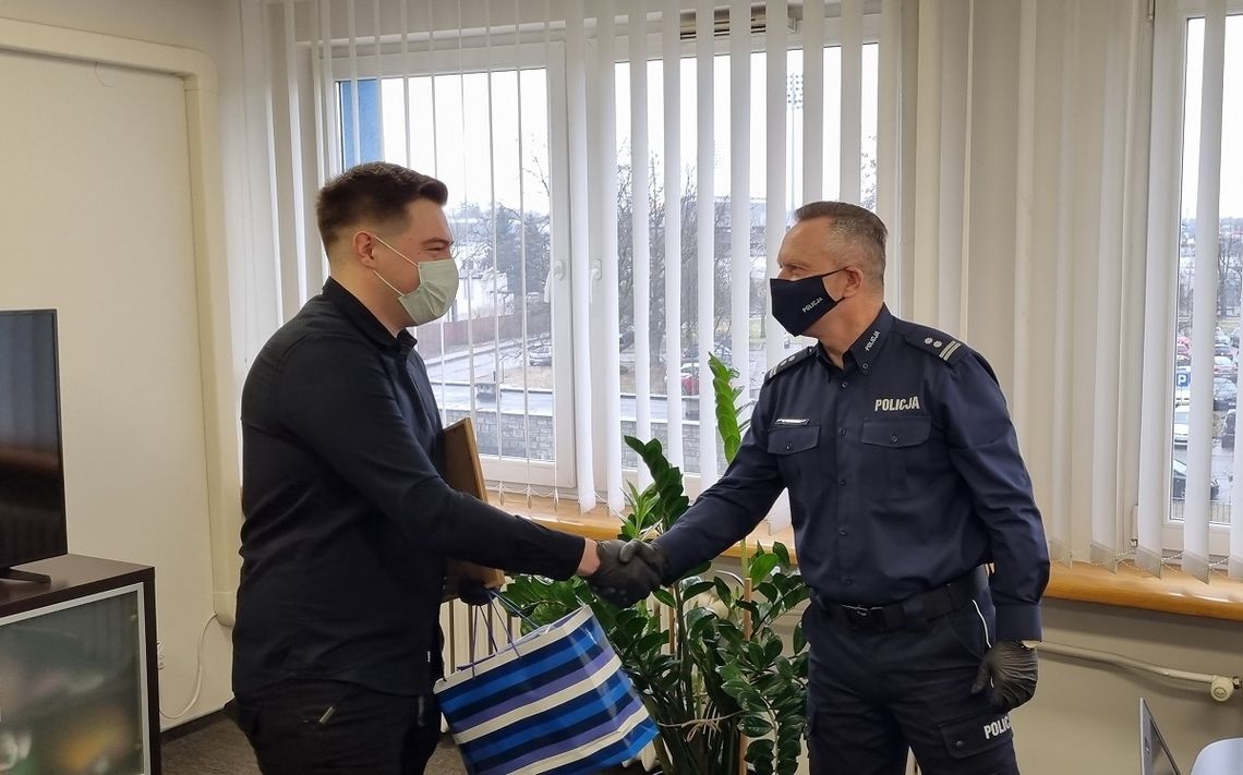 Obezwładnił napastnika, osobiście dziękował mu komendant wlocławskiej policji Obezwładnił napastnika, osobiście dziękował mu komendant wlocławskiej policji