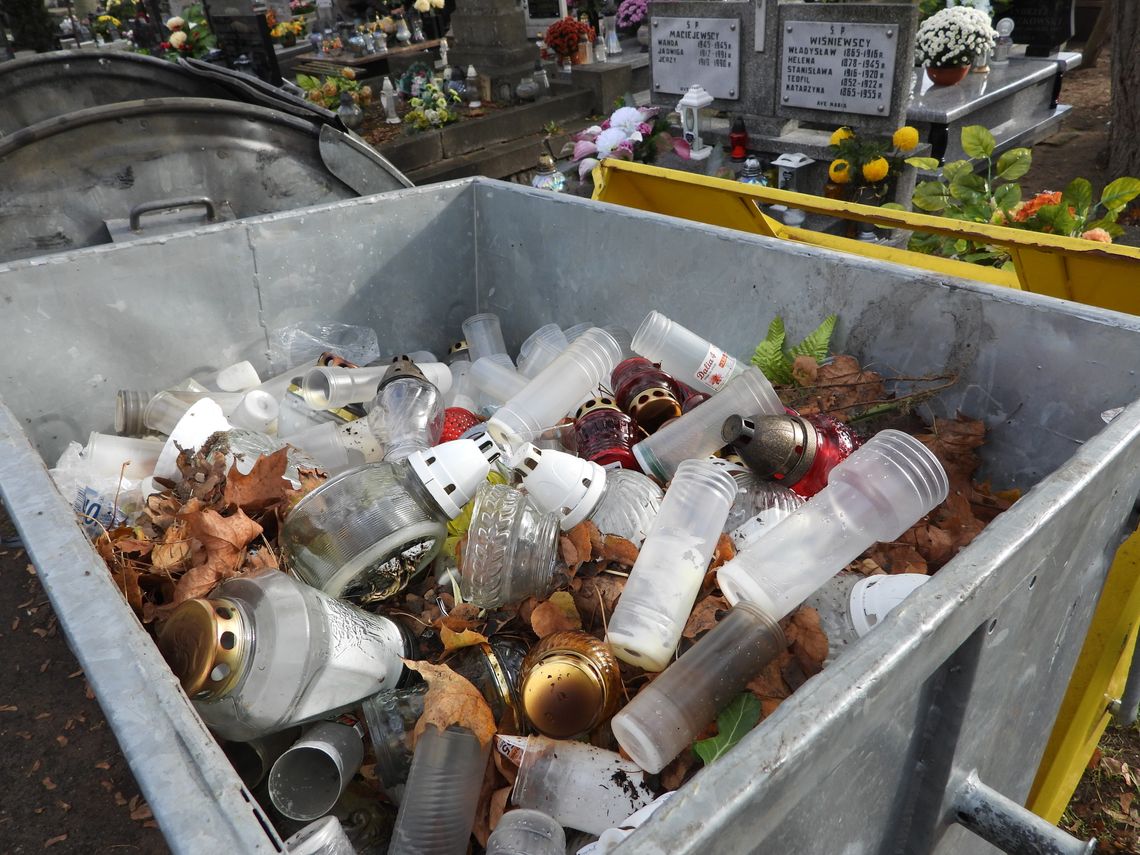 Oburzony internauta pyta dlaczego nie ma odpowiednich pojemników na segregację śmieci na cmentarzach: "To takie trudne postawić śmietniki na szkło i plastik?"