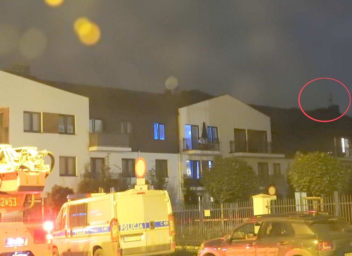 Od kilku godzin zablokowana jest ul. Stodólna. Desperat na dachu budynku