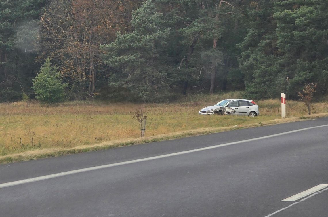 Od soboty stoi na polu przy drodze krajowej nr 91. Co się wydarzyło?