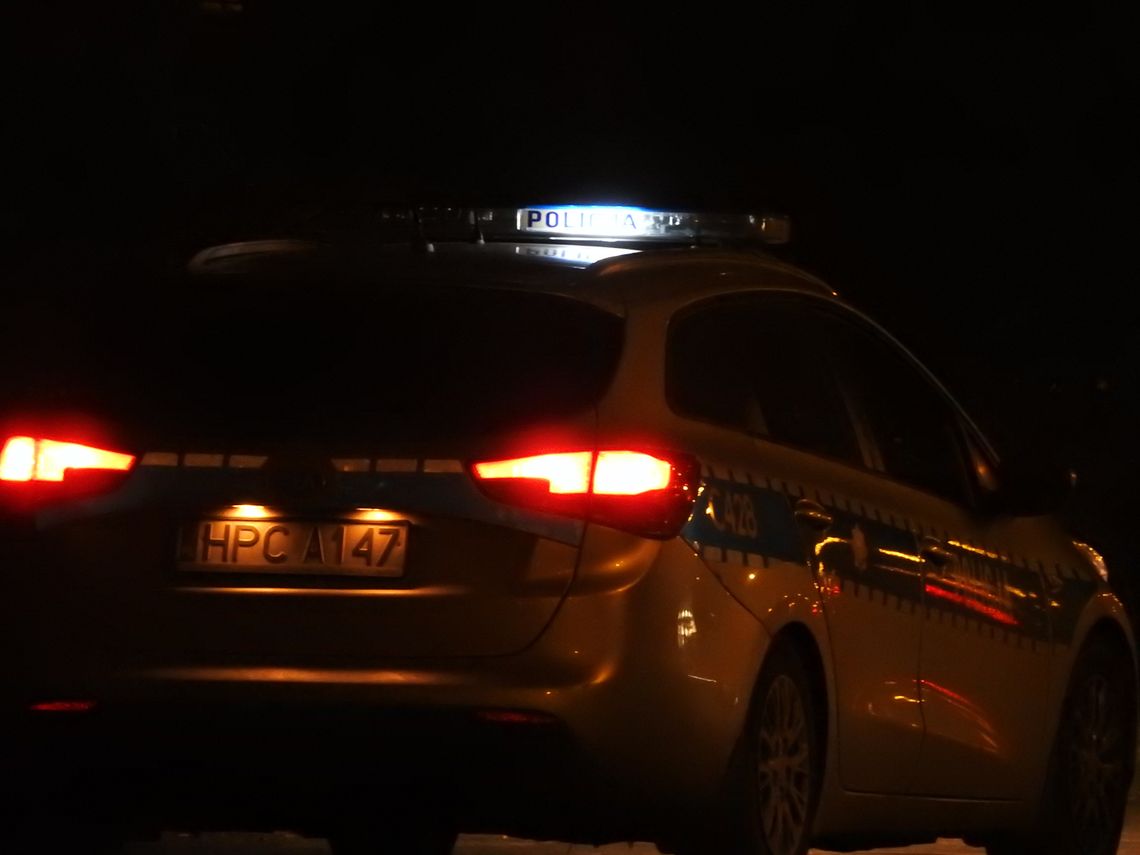 Oddawał mocz na Placu Wolności i znieważył policjantów. 25-latek stanie przed sądem