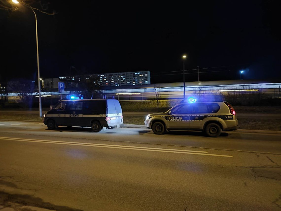 Odnaleźli kobietę w okolicach torowiska na Zazamczu. Chciała odebrać sobie życie