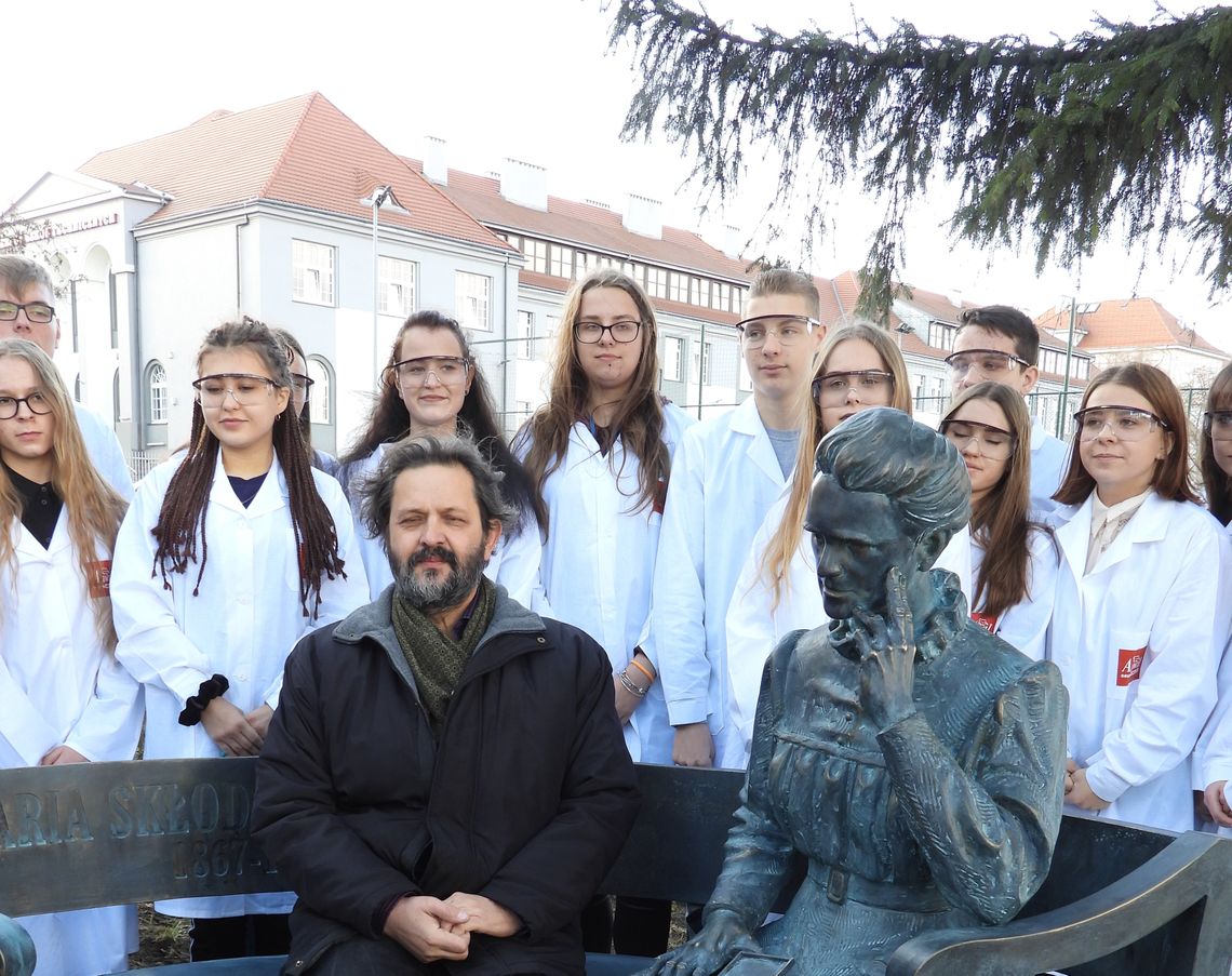 Odsłonięto ławeczkę z postacią Marii Skłodowskiej-Curie