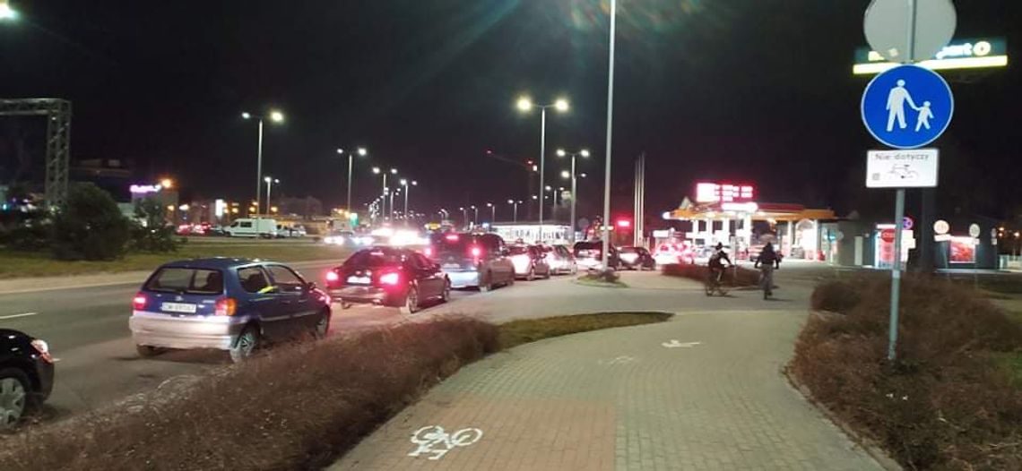 Ogromne kolejki na stacjach benzynowych. Włocławianie tankują w obawie przed wstrzymaniem dostaw Ogromne kolejki na stacjach benzynowych. Włocławianie tankują w obawie przed wstrzymaniem dostaw