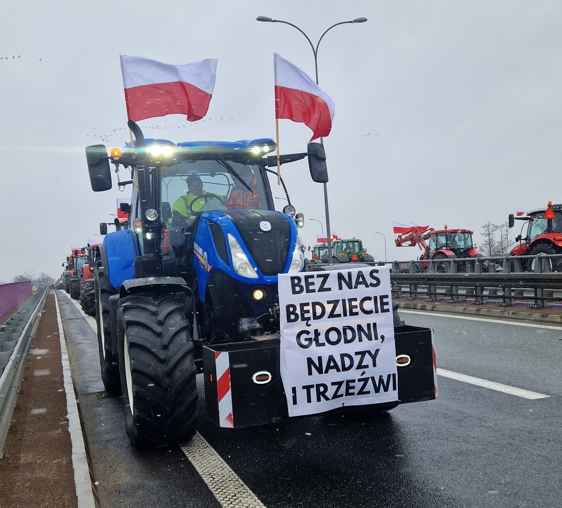 Około 300 traktorów i maszyn rolniczych blokuje węzeł autostradowy w okolicach Włocławka