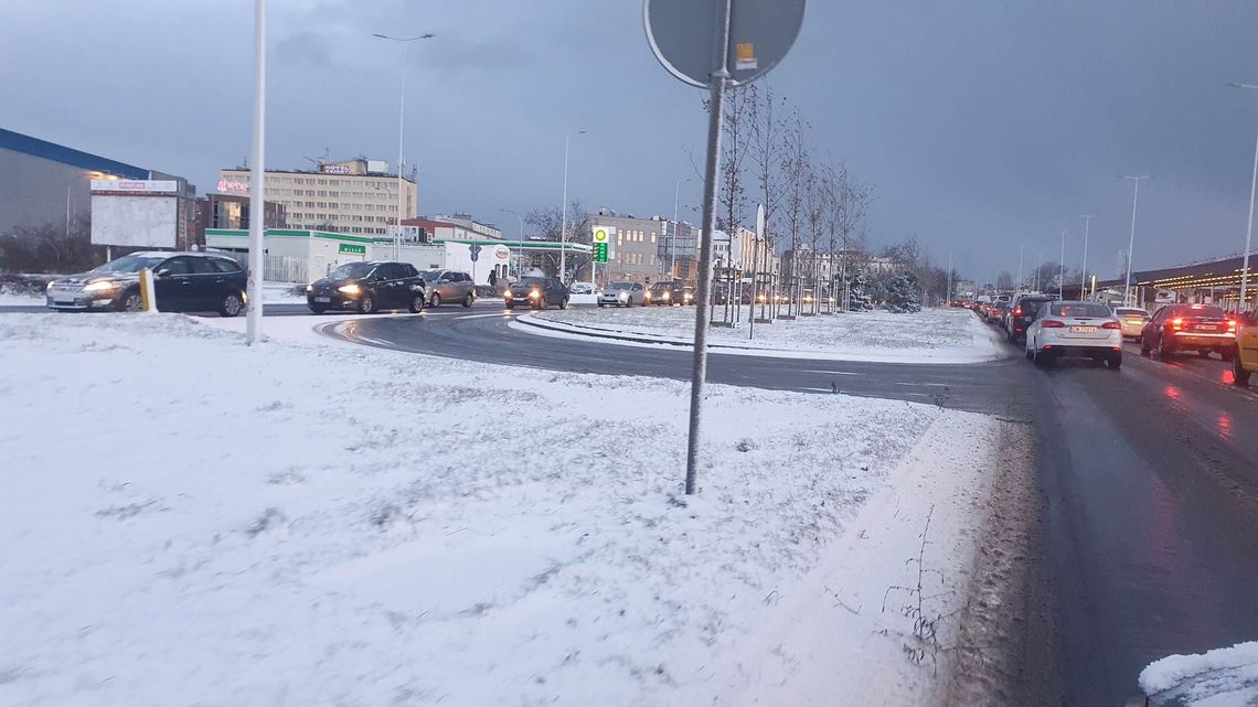 Opady śniegu sparaliżowały Włocławek - miasto stoi w korkach